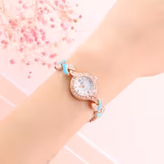A Stylish And Adaptable Women'S Quartz Wristwatch with a Heart-Shaped Strap, Accompanied by a Jewelry Set - Image 5