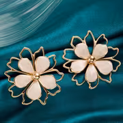 This 5pcs Set of Elegant French Bohemian-Style Hollowed-Out Flower Earrings, Rings, Necklaces And Bracelets Is Suitable for Women'S Daily Wear, Weddings And Banquets. It Is Also a Gift for Women'S Birthdays, Mother'S Day And Valentine'S Day - Image 3